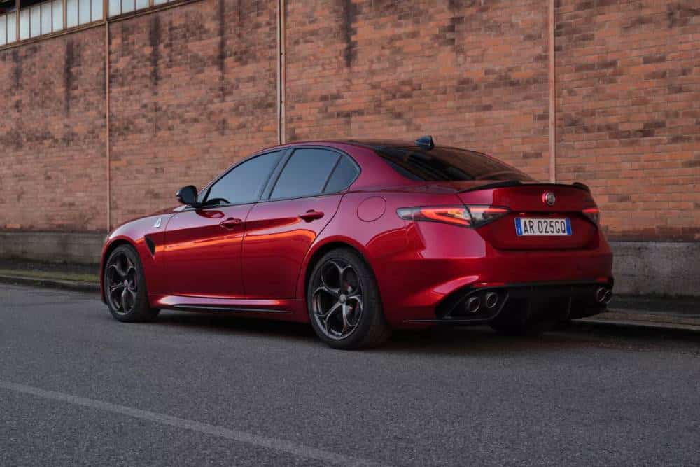 https://cdn.autogreeknews.gr/wp-content/uploads/2025/12/Alfa-Romeo-Giulia-and-Stelvio-Quadrifoglio-Collezi-3.jpg