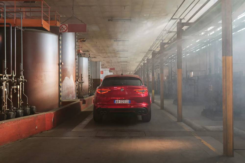 https://cdn.autogreeknews.gr/wp-content/uploads/2025/12/Alfa-Romeo-Giulia-and-Stelvio-Quadrifoglio-Collezi-8.jpg