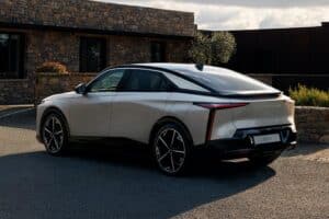 DS-No8-PHOTOS_LIFESTYLE_N°8_Cristal-Pearl_Back