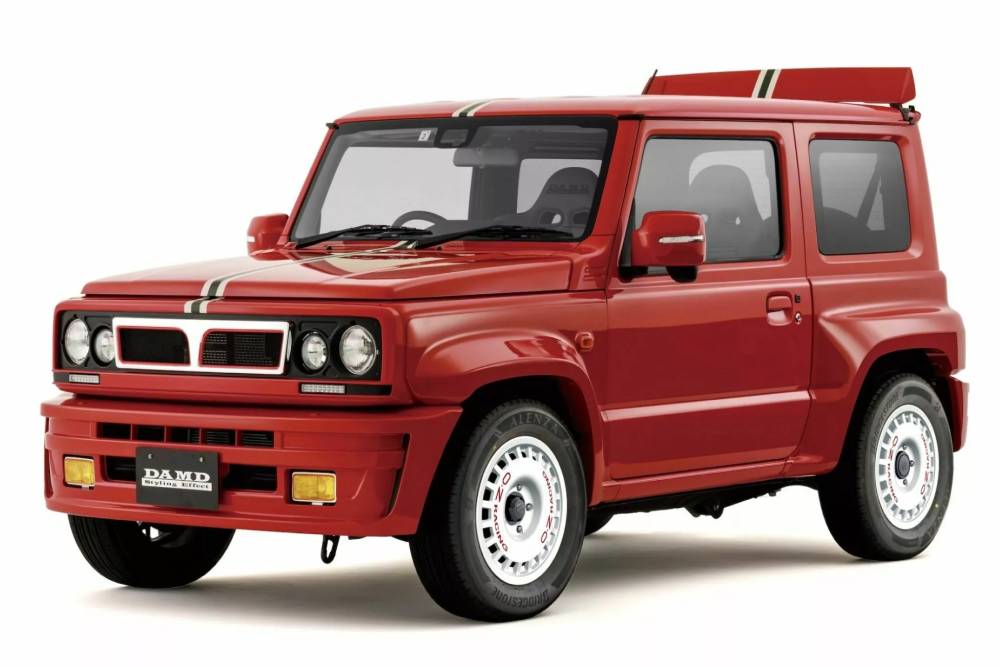 https://cdn.autogreeknews.gr/wp-content/uploads/2025/12/Damd-Suzuki-Jimny-little-D-Lancia-Delta-2-2048x136-1.jpg