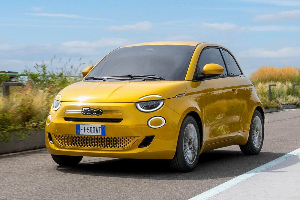 https://cdn.autogreeknews.gr/wp-content/uploads/2025/12/Fiat-500-Hybrid-1.jpg