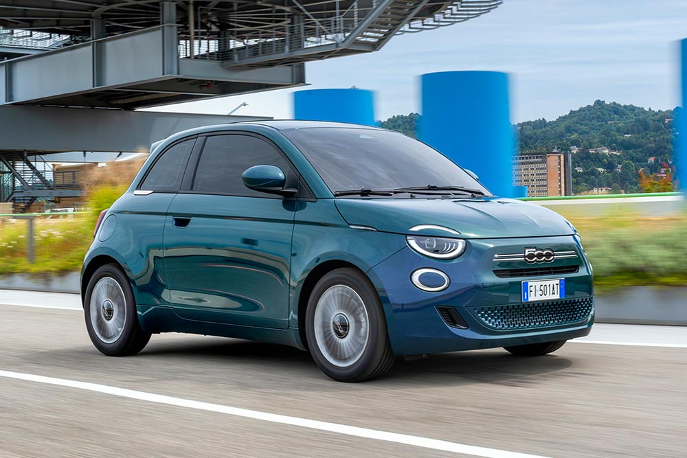 https://cdn.autogreeknews.gr/wp-content/uploads/2025/12/Fiat-500-Hybrid-10.jpg