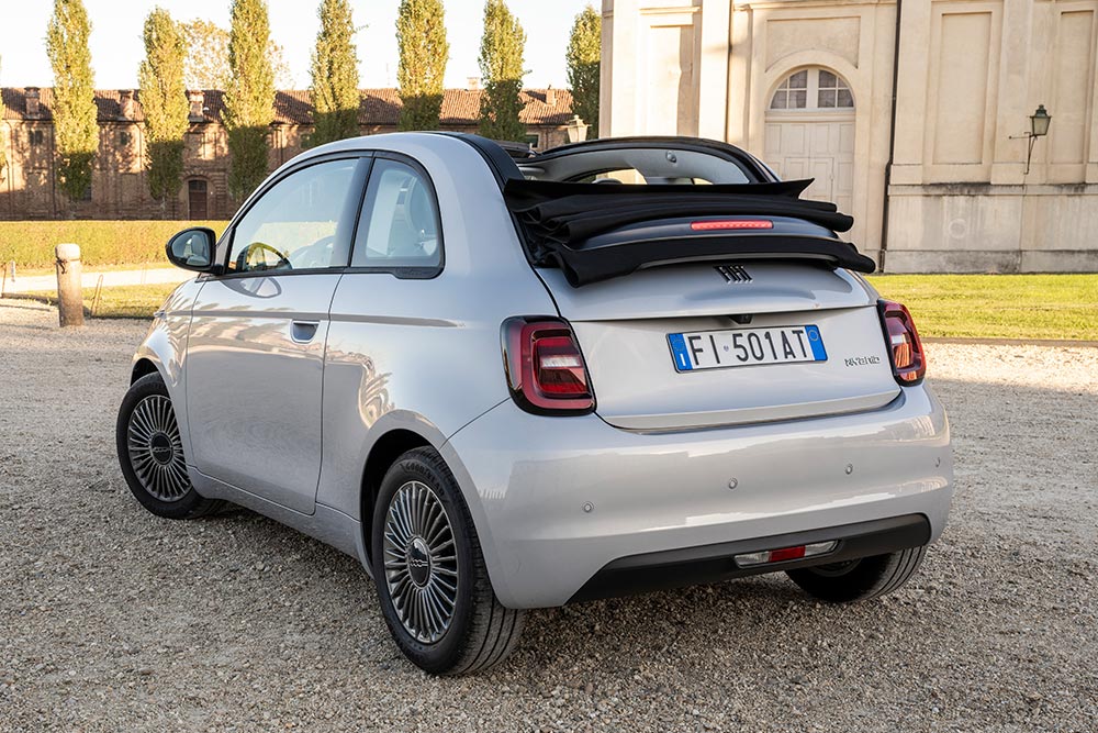 https://cdn.autogreeknews.gr/wp-content/uploads/2025/12/Fiat-500-Hybrid-6.jpg