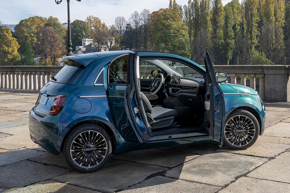 https://cdn.autogreeknews.gr/wp-content/uploads/2025/12/Fiat-500-Hybrid-7.jpg