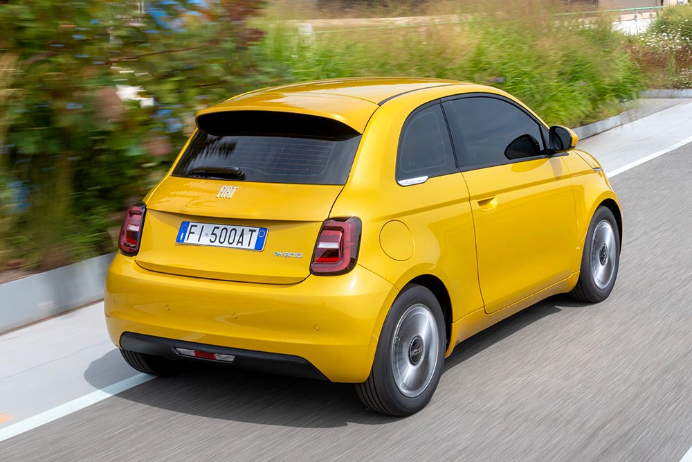https://cdn.autogreeknews.gr/wp-content/uploads/2025/12/Fiat-500-Hybrid-9.jpg