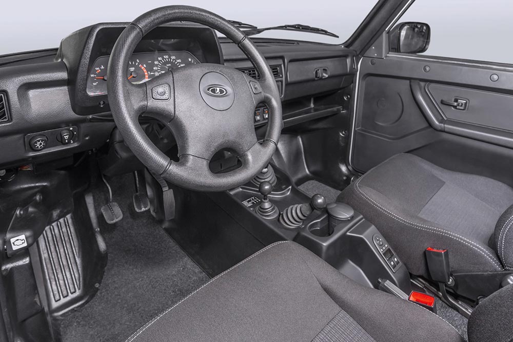 https://cdn.autogreeknews.gr/wp-content/uploads/2025/12/Lada-Niva-4x4-3.jpg