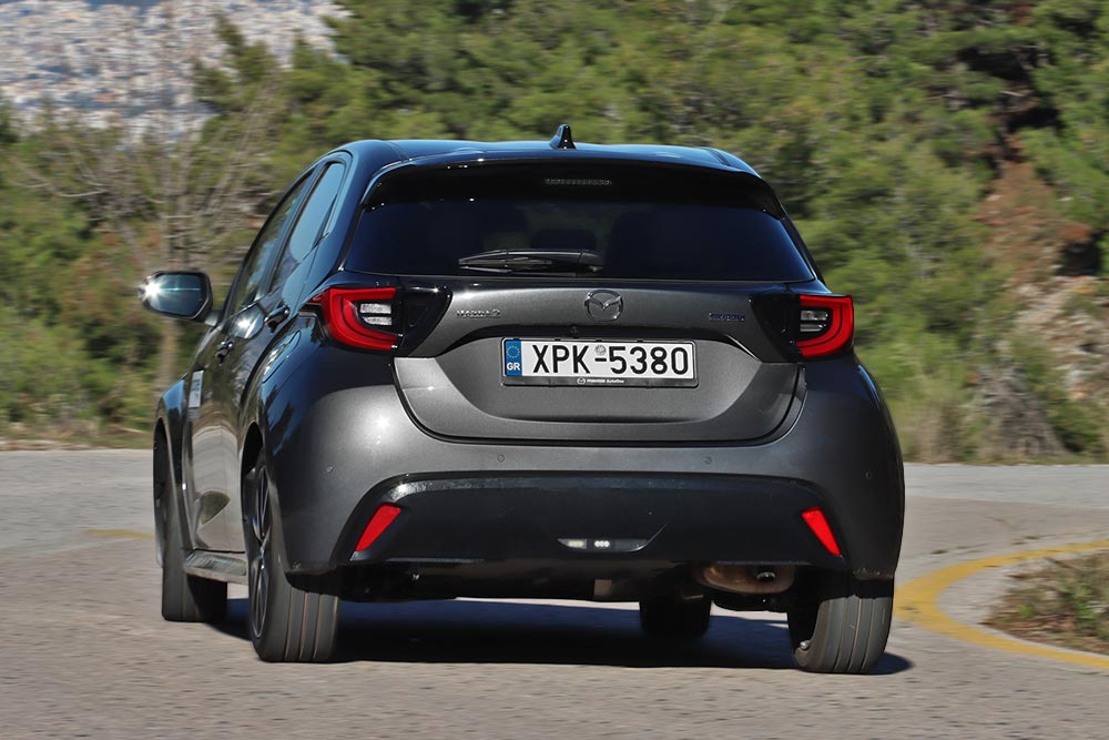 https://cdn.autogreeknews.gr/wp-content/uploads/2025/12/Mazda2-Hybrid-4.jpg
