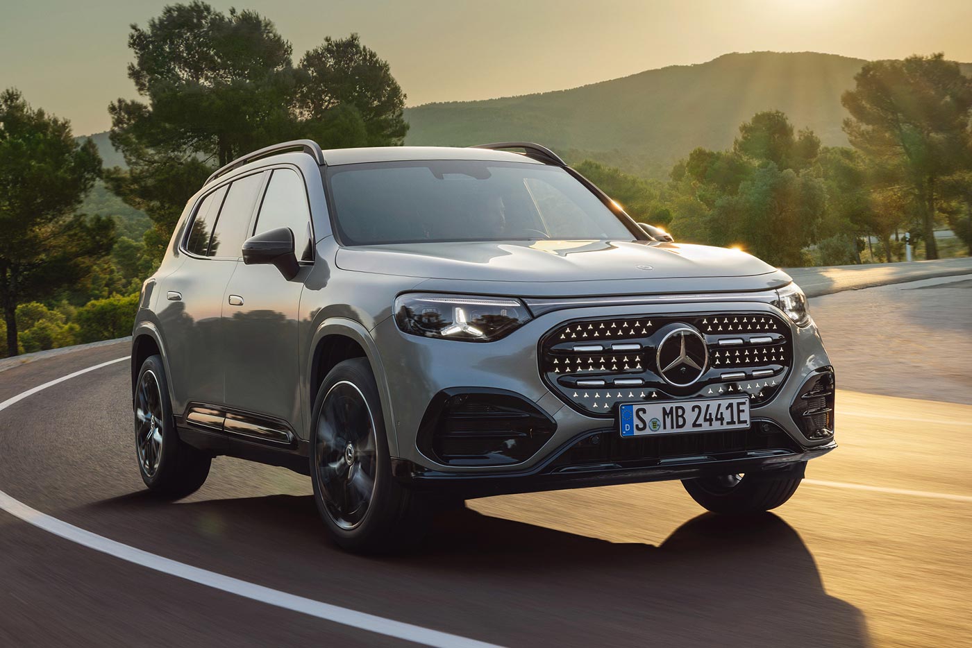 https://cdn.autogreeknews.gr/wp-content/uploads/2025/12/Mercedes-Benz-GLB-2025-1.jpg