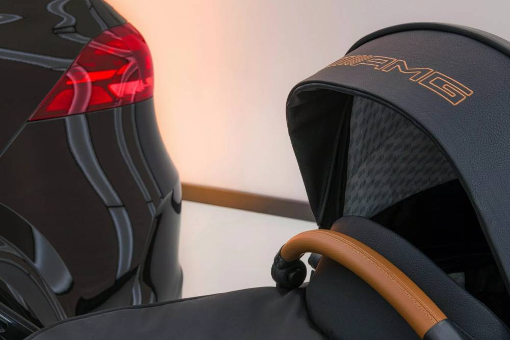 https://cdn.autogreeknews.gr/wp-content/uploads/2025/12/Mercedes-Benz-Stroller-4-2048x1366-1.jpg