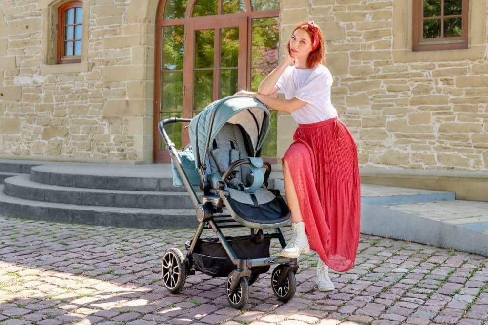 https://cdn.autogreeknews.gr/wp-content/uploads/2025/12/Mercedes-Benz-Stroller-9-2048x1366-1.jpg