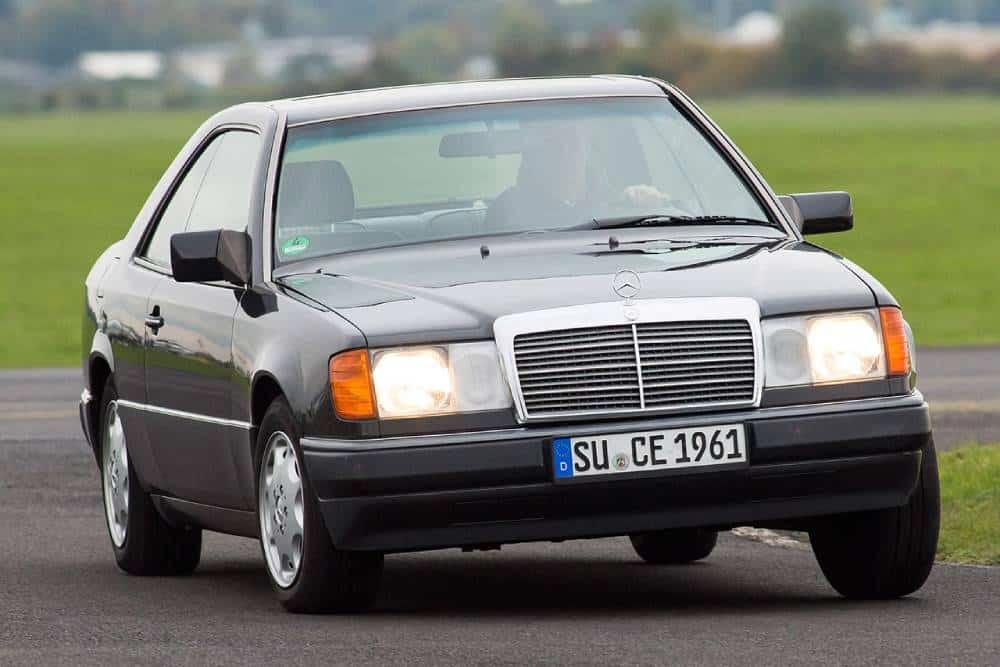 Γιατί η Mercedes W124 είχε μικρότερο καθρέπτη δεξιά;
