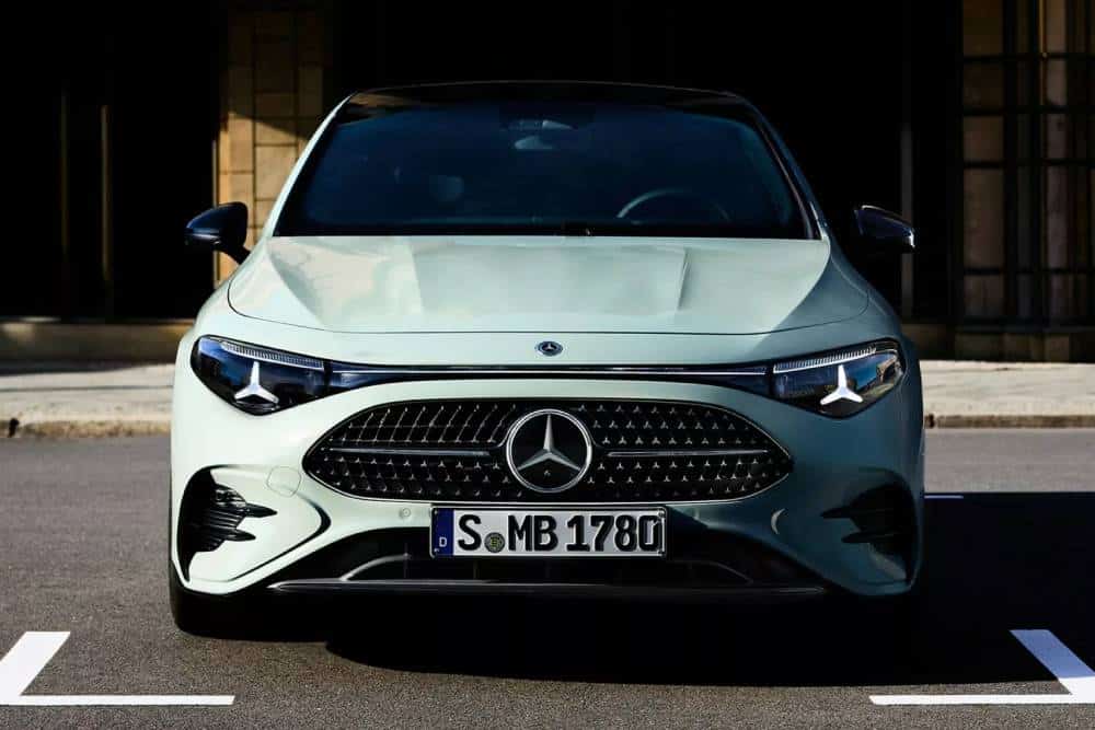 https://cdn.autogreeknews.gr/wp-content/uploads/2025/12/Mercedes-CLA-220-Hybrid-2-2048x1152-1.jpg