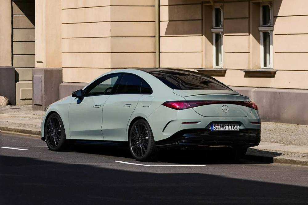 https://cdn.autogreeknews.gr/wp-content/uploads/2025/12/Mercedes-CLA-220-Hybrid-3-1-2048x1152-1.jpg