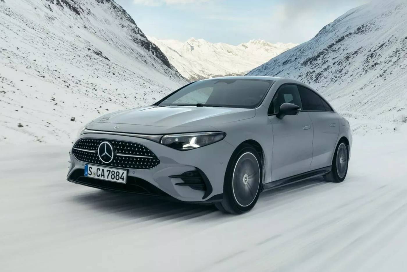 https://cdn.autogreeknews.gr/wp-content/uploads/2025/12/Mercedes-CLA-220-Hybrid-5-2048x1366-1.jpg