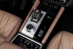 Mitsubishi outlander-phev_konsola