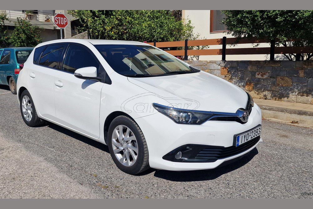 https://cdn.autogreeknews.gr/wp-content/uploads/2025/12/Toyota-Auris-2019-1.jpg