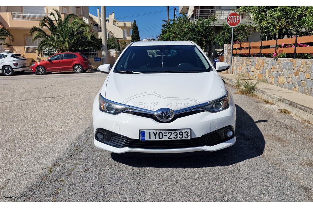 https://cdn.autogreeknews.gr/wp-content/uploads/2025/12/Toyota-Auris-2019-2.jpg