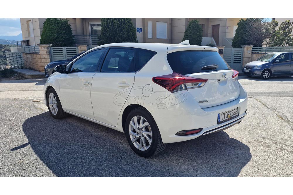 https://cdn.autogreeknews.gr/wp-content/uploads/2025/12/Toyota-Auris-2019-5.jpg