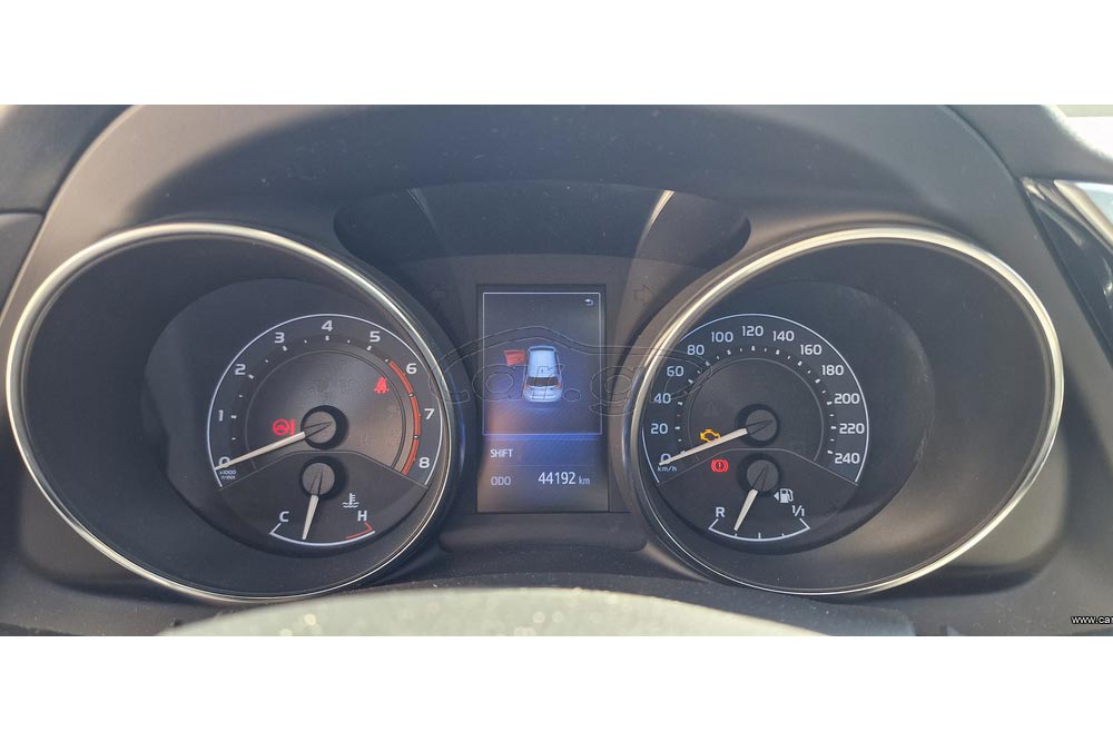 https://cdn.autogreeknews.gr/wp-content/uploads/2025/12/Toyota-Auris-2019-8.jpg