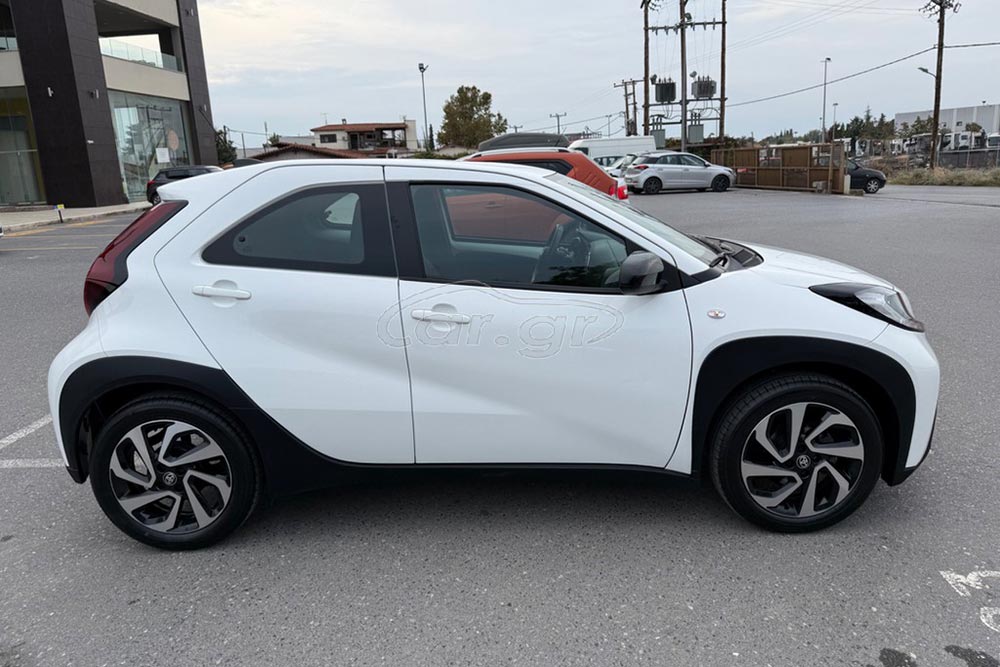 https://cdn.autogreeknews.gr/wp-content/uploads/2025/12/Toyota-Aygo-2024-used-2.jpg