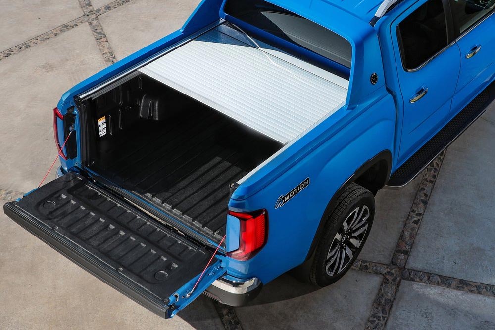 https://cdn.autogreeknews.gr/wp-content/uploads/2025/12/VW-Amarok-Roll-Cover.jpg