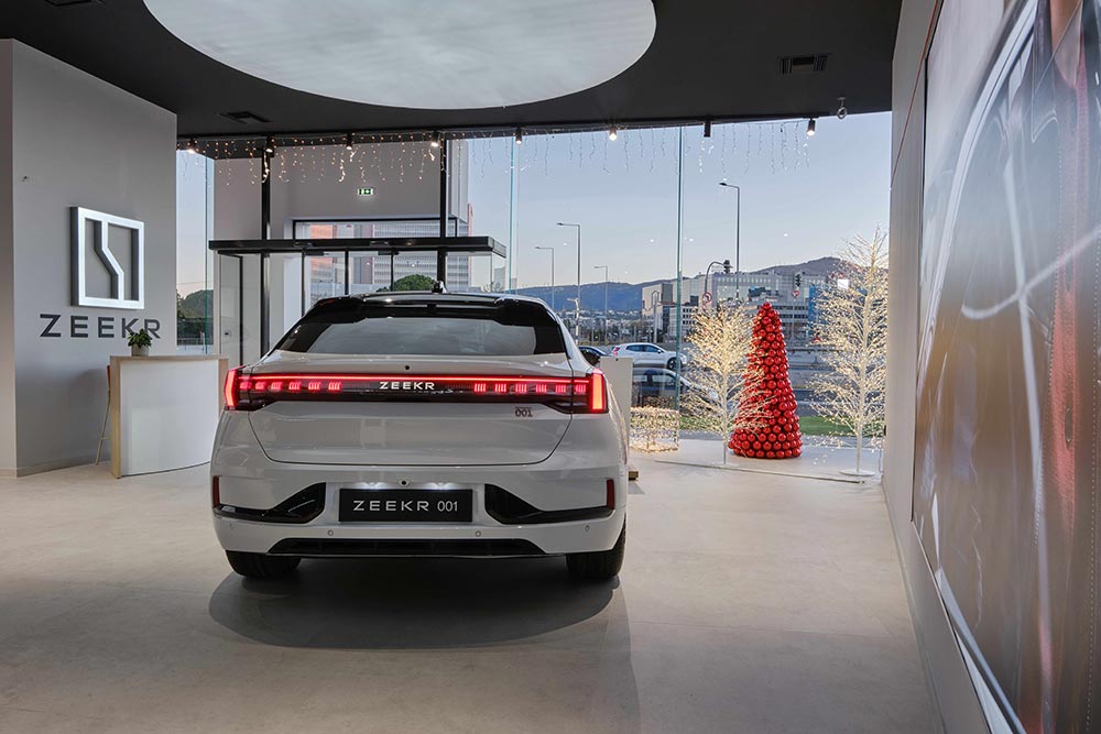 https://cdn.autogreeknews.gr/wp-content/uploads/2025/12/Zeekr-Experience-Store-3.jpg
