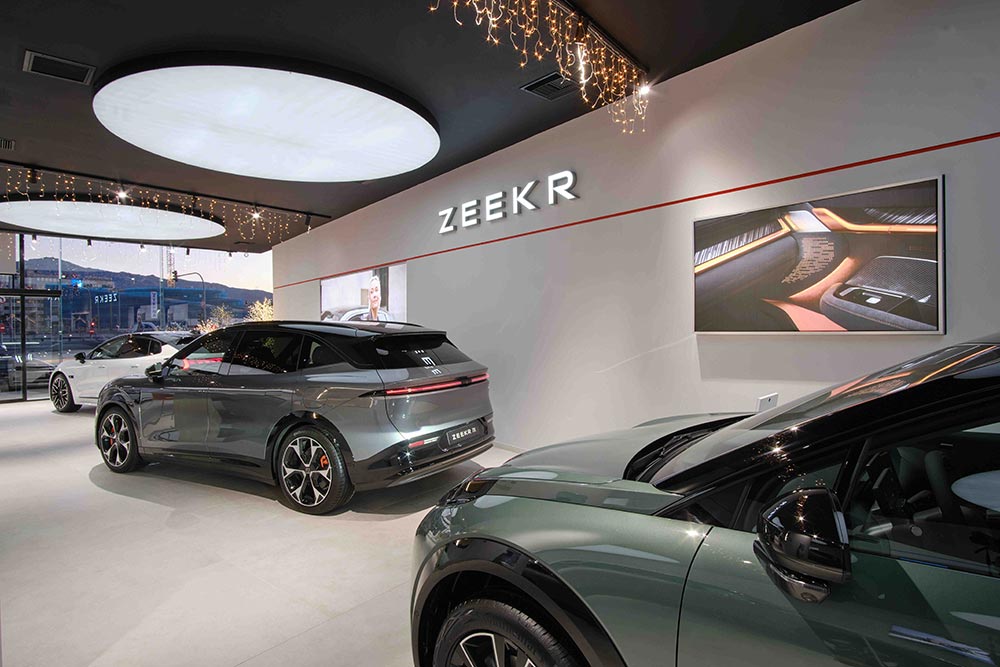 https://cdn.autogreeknews.gr/wp-content/uploads/2025/12/Zeekr-Experience-Store-8.jpg