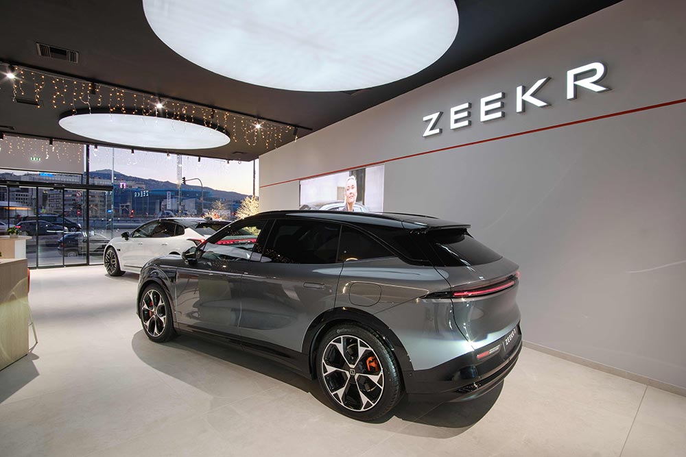https://cdn.autogreeknews.gr/wp-content/uploads/2025/12/Zeekr-Experience-Store-9.jpg