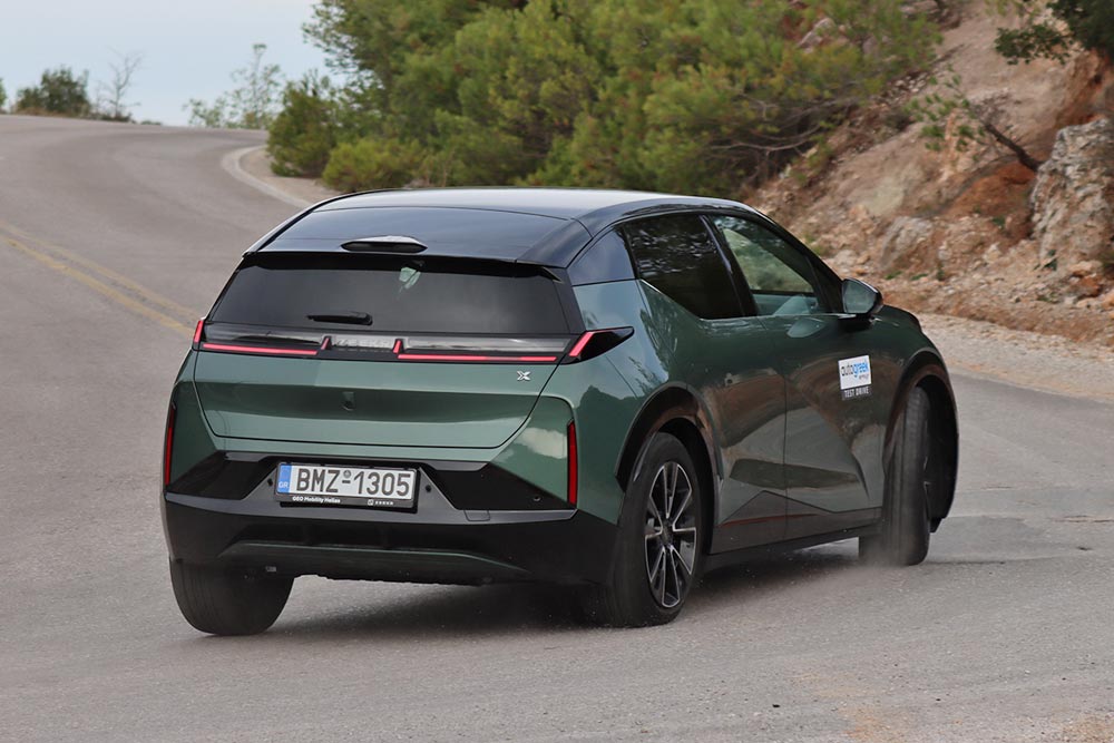 https://cdn.autogreeknews.gr/wp-content/uploads/2025/12/Zeekr-X-5.jpg