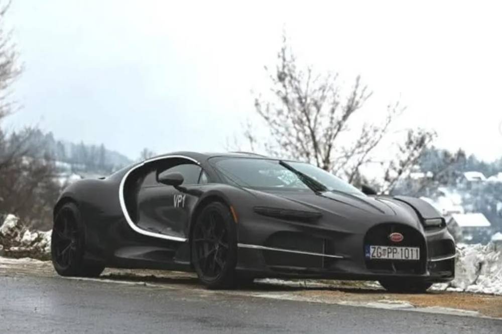 https://cdn.autogreeknews.gr/wp-content/uploads/2025/12/bugatti-tourbillon-snow-02.jpg