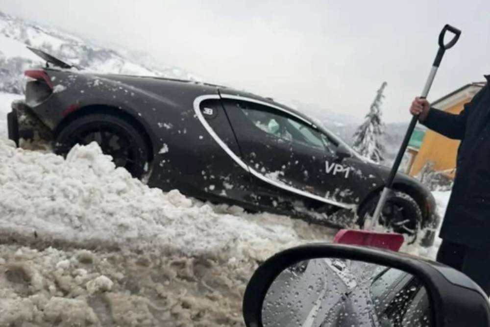https://cdn.autogreeknews.gr/wp-content/uploads/2025/12/bugatti-tourbillon-snow-03.jpg