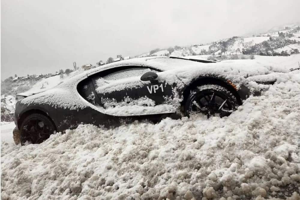 https://cdn.autogreeknews.gr/wp-content/uploads/2025/12/bugatti-tourbillon-snow.jpg