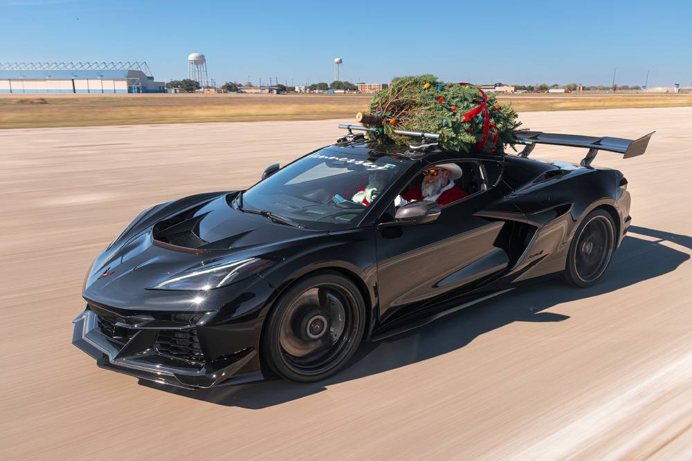 https://cdn.autogreeknews.gr/wp-content/uploads/2025/12/corvette-zr1-christmas-tree-speed-record-1.jpg