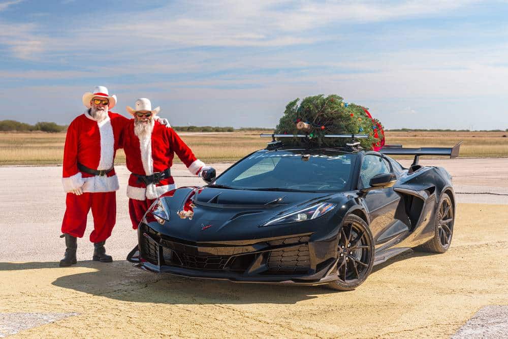 https://cdn.autogreeknews.gr/wp-content/uploads/2025/12/corvette-zr1-christmas-tree-speed-record-3.jpg