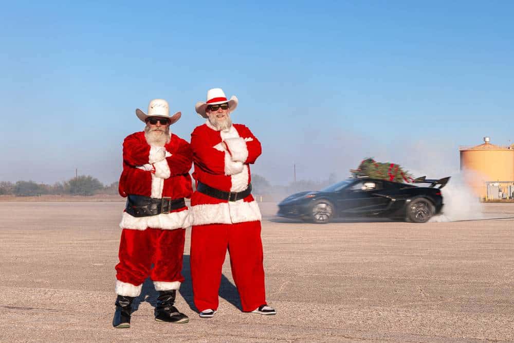 https://cdn.autogreeknews.gr/wp-content/uploads/2025/12/corvette-zr1-christmas-tree-speed-record-4.jpg