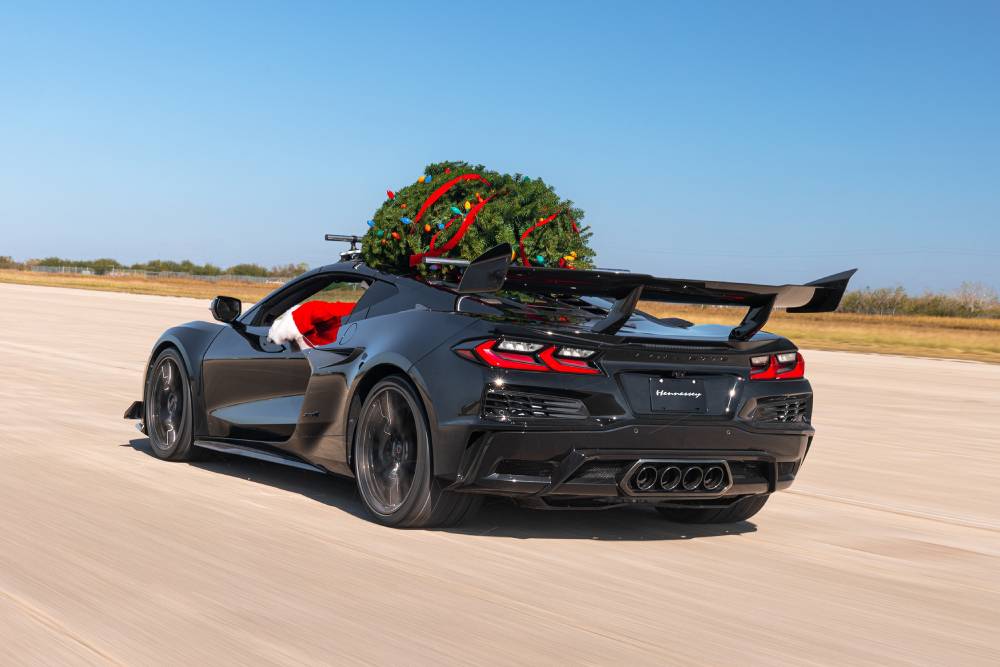 https://cdn.autogreeknews.gr/wp-content/uploads/2025/12/corvette-zr1-christmas-tree-speed-record-5.jpg