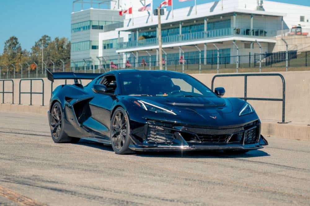 https://cdn.autogreeknews.gr/wp-content/uploads/2025/12/corvette-zr1-lap-record-1.jpg