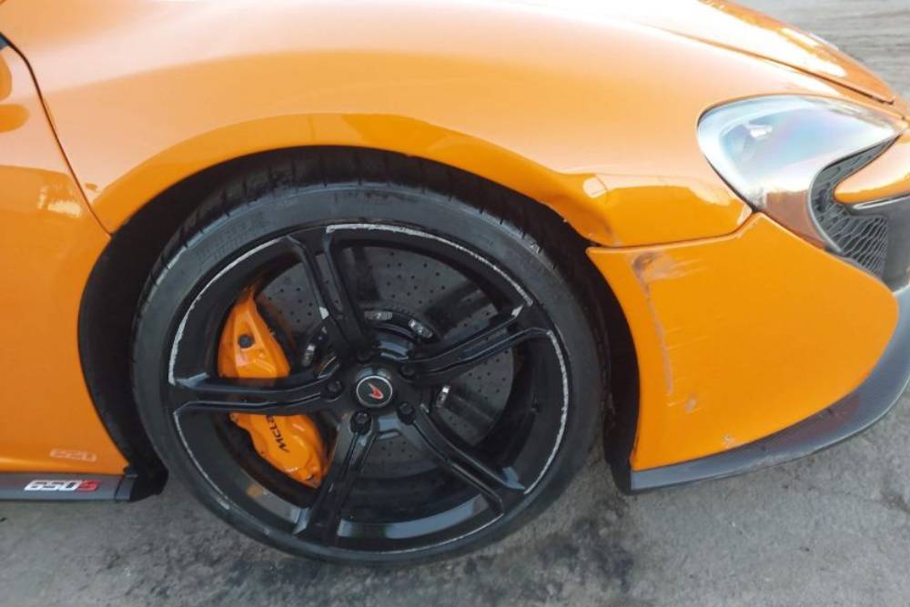 https://cdn.autogreeknews.gr/wp-content/uploads/2025/12/crashed-mclaren-650s-5.jpg