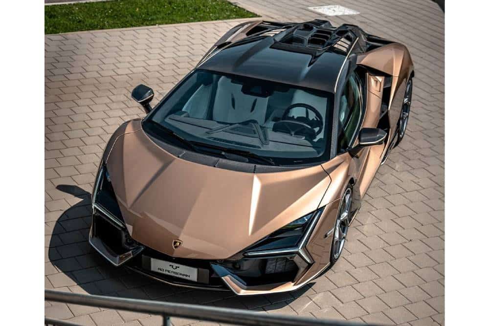 https://cdn.autogreeknews.gr/wp-content/uploads/2025/12/customized-lamborghini-revuelto-1.jpg