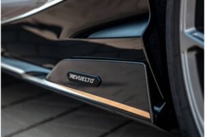 Καλές γιορτές με την πιο «χρυσή» Lamborghini Revuelto