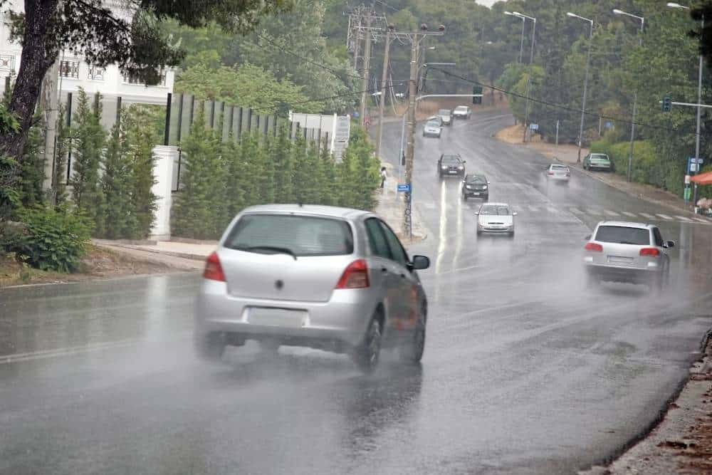 https://cdn.autogreeknews.gr/wp-content/uploads/2025/12/driving-in-the-rain-04.jpg