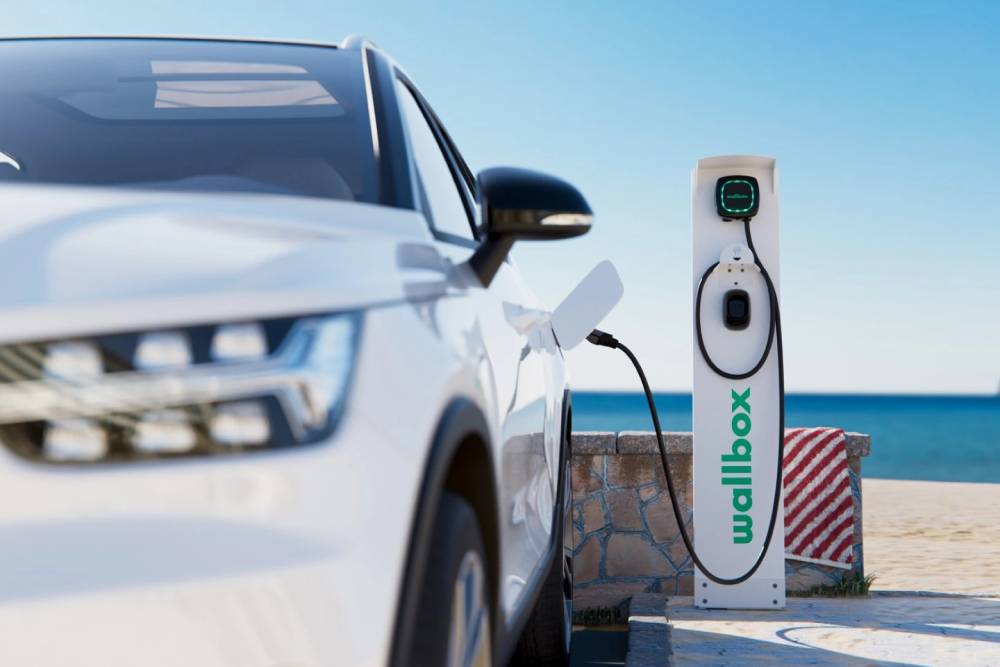 https://cdn.autogreeknews.gr/wp-content/uploads/2025/12/ev-charging-on-holiday-02.jpg