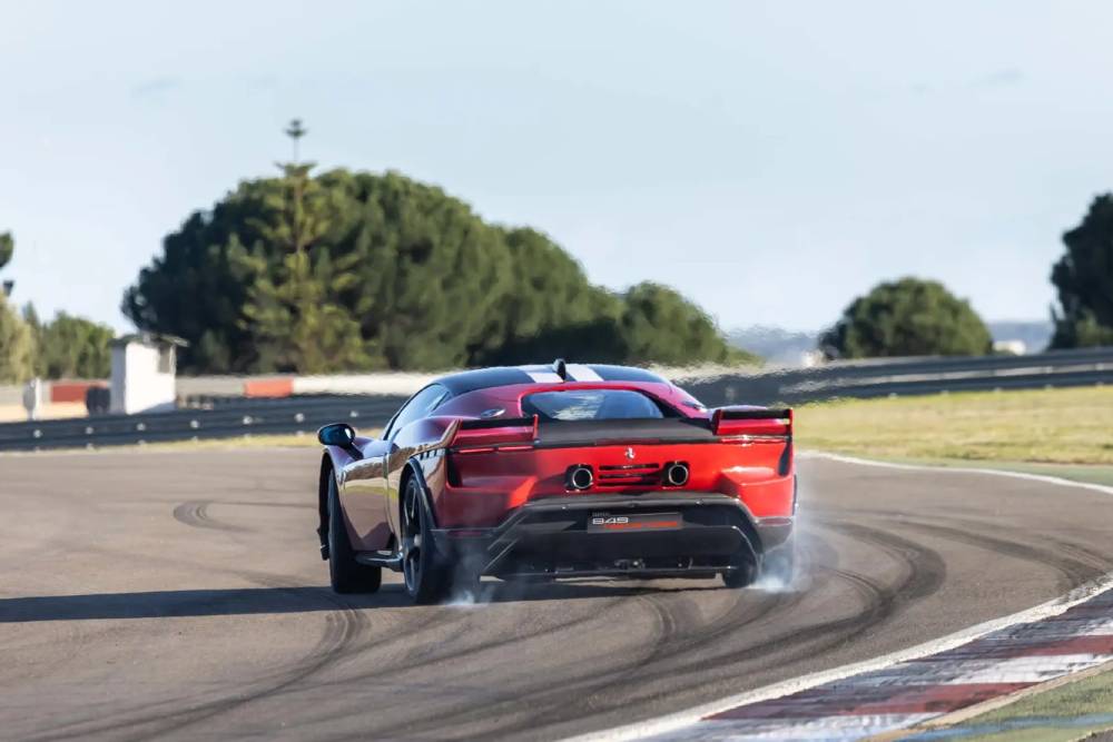 https://cdn.autogreeknews.gr/wp-content/uploads/2025/12/ferrari-849-testarossa-on-track-02.jpg
