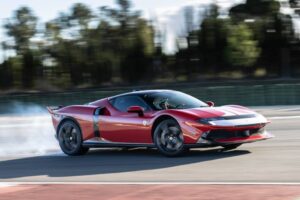 Κόβει την ανάσα η νέα Ferrari Testarossa στην πίστα (+video)