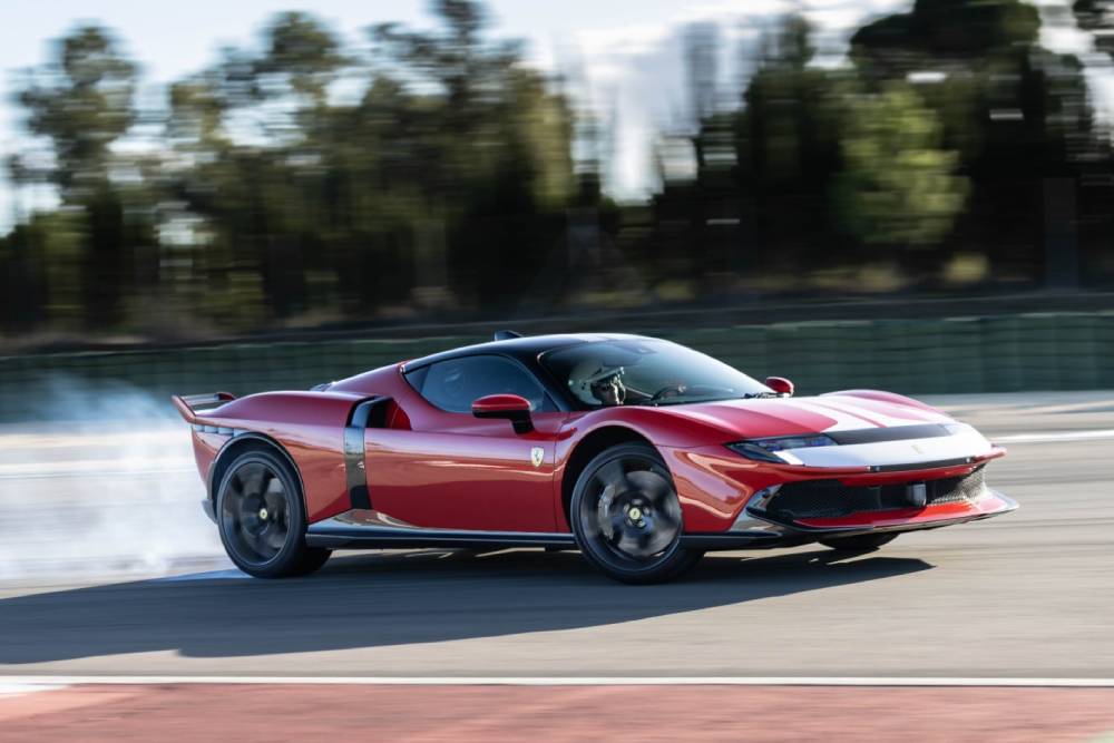 Κόβει την ανάσα η νέα Ferrari Testarossa στην πίστα (+video)