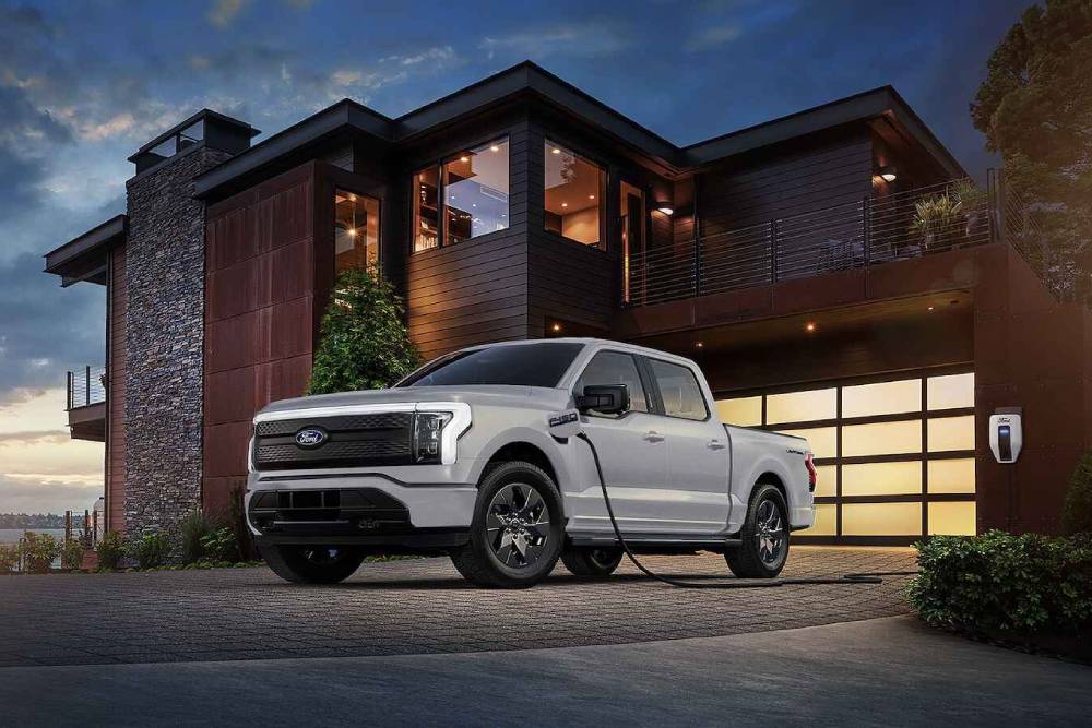 https://cdn.autogreeknews.gr/wp-content/uploads/2025/12/ford-f-150-lightning-erev-4.jpg