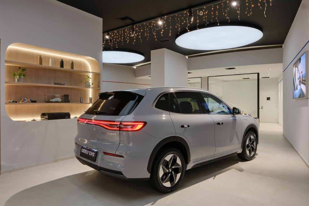 https://cdn.autogreeknews.gr/wp-content/uploads/2025/12/geely-experience-store-2-1.jpg