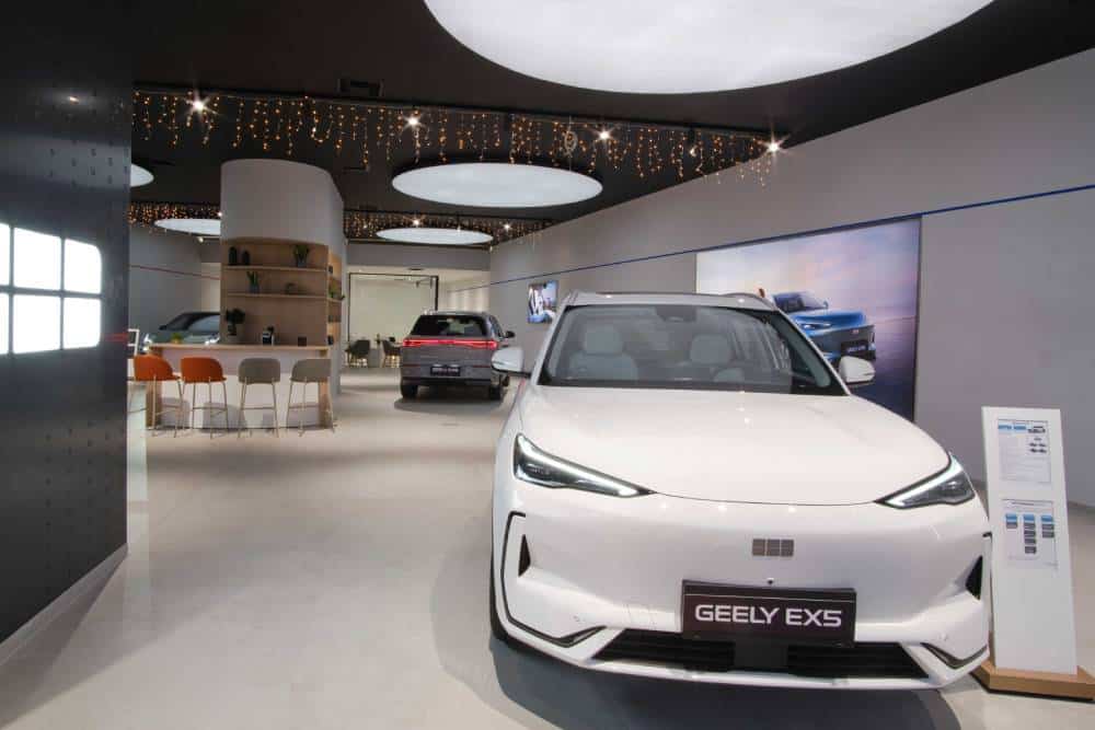 https://cdn.autogreeknews.gr/wp-content/uploads/2025/12/geely-experience-store-3-1.jpg