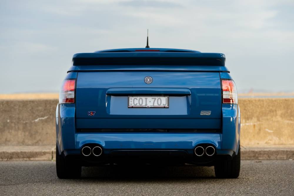 https://cdn.autogreeknews.gr/wp-content/uploads/2025/12/holden-vf-blue-meanie-11.jpg