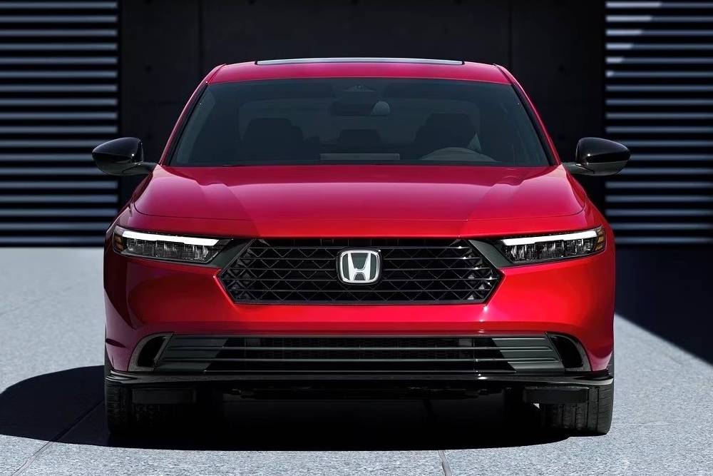 https://cdn.autogreeknews.gr/wp-content/uploads/2025/12/honda-accord-my26-10.jpg
